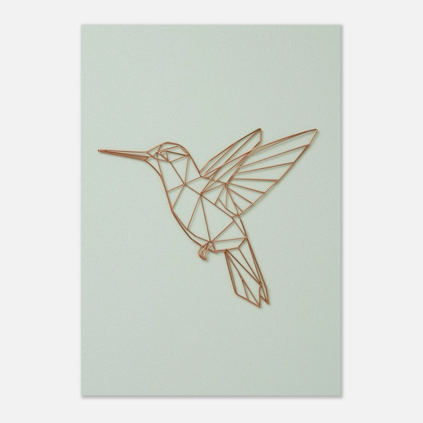 Minimalistisk illustration av en kolibri med kopparfärgade konturer på ljus bakgrund