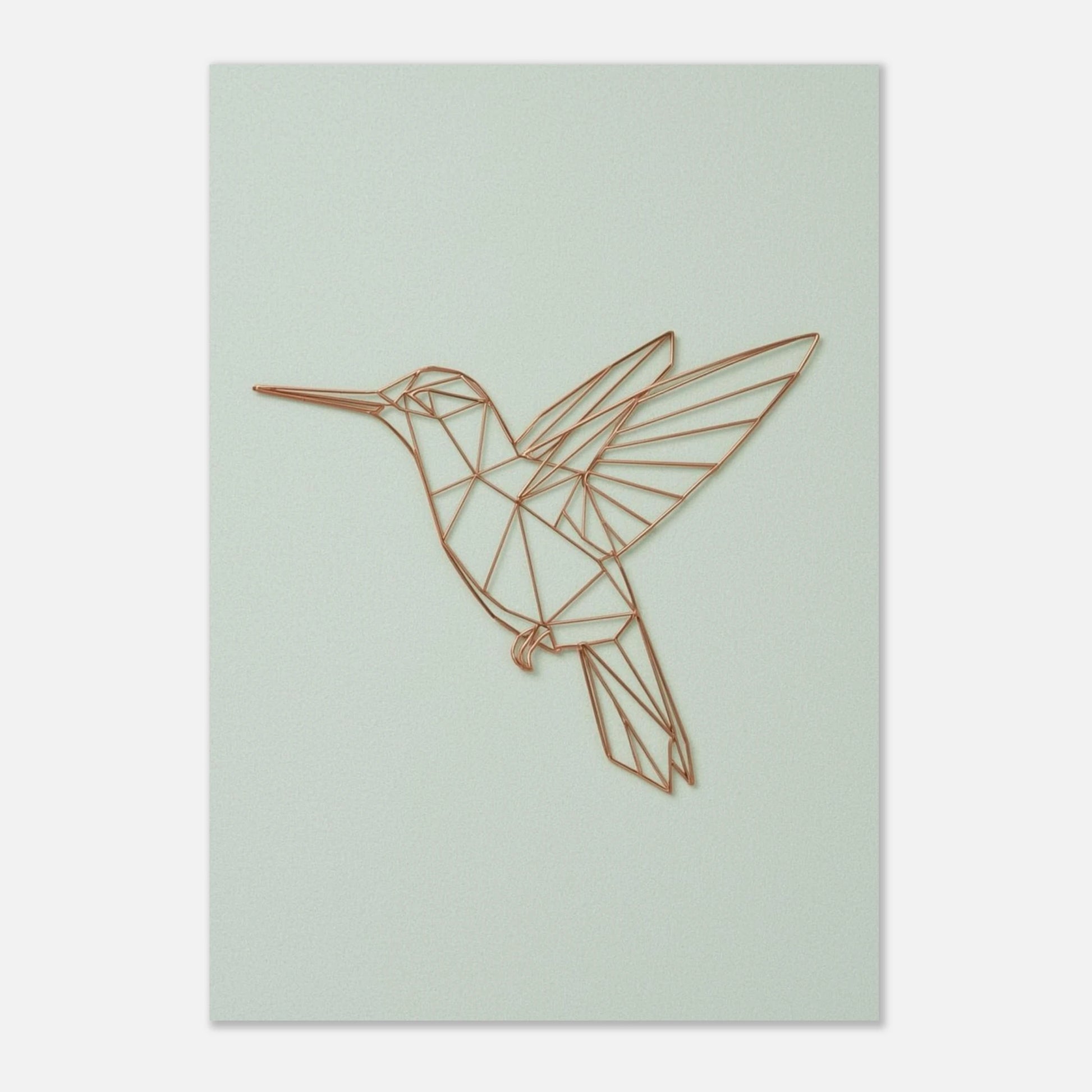 Minimalistisk illustration av en kolibri med kopparfärgade konturer på ljus bakgrund