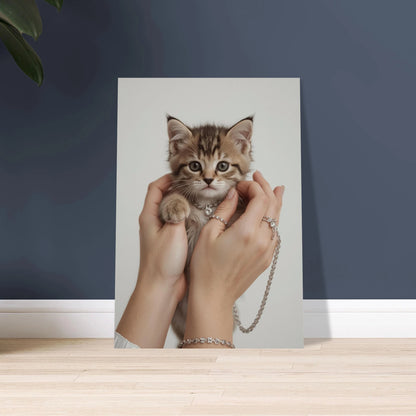 Kattunge i händer, uttrycksfulla ögon, trygghet och ömhet