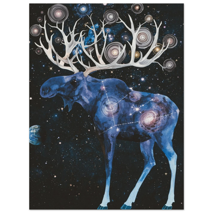 Mörk djurposter föreställande en älg täckt av nebulosor och gnistrande stjärnor