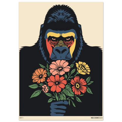 Närbild på gorillans ansikte med blommor i orange och gult