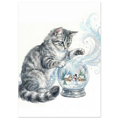 Söt grå katt vid en glittrande snöglob med snögubbe, konstnärlig djurposter