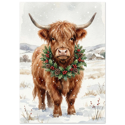 Skotsk Highland Cow med bärkrans och horn – vintrigt djurmotiv
