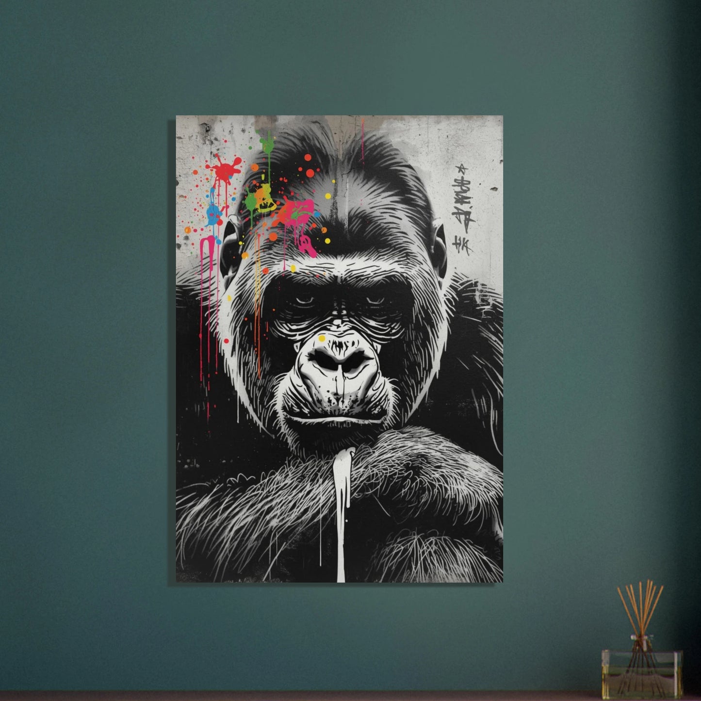 Majestätisk gorilla i street art-stil med färgstänk, urban konst.