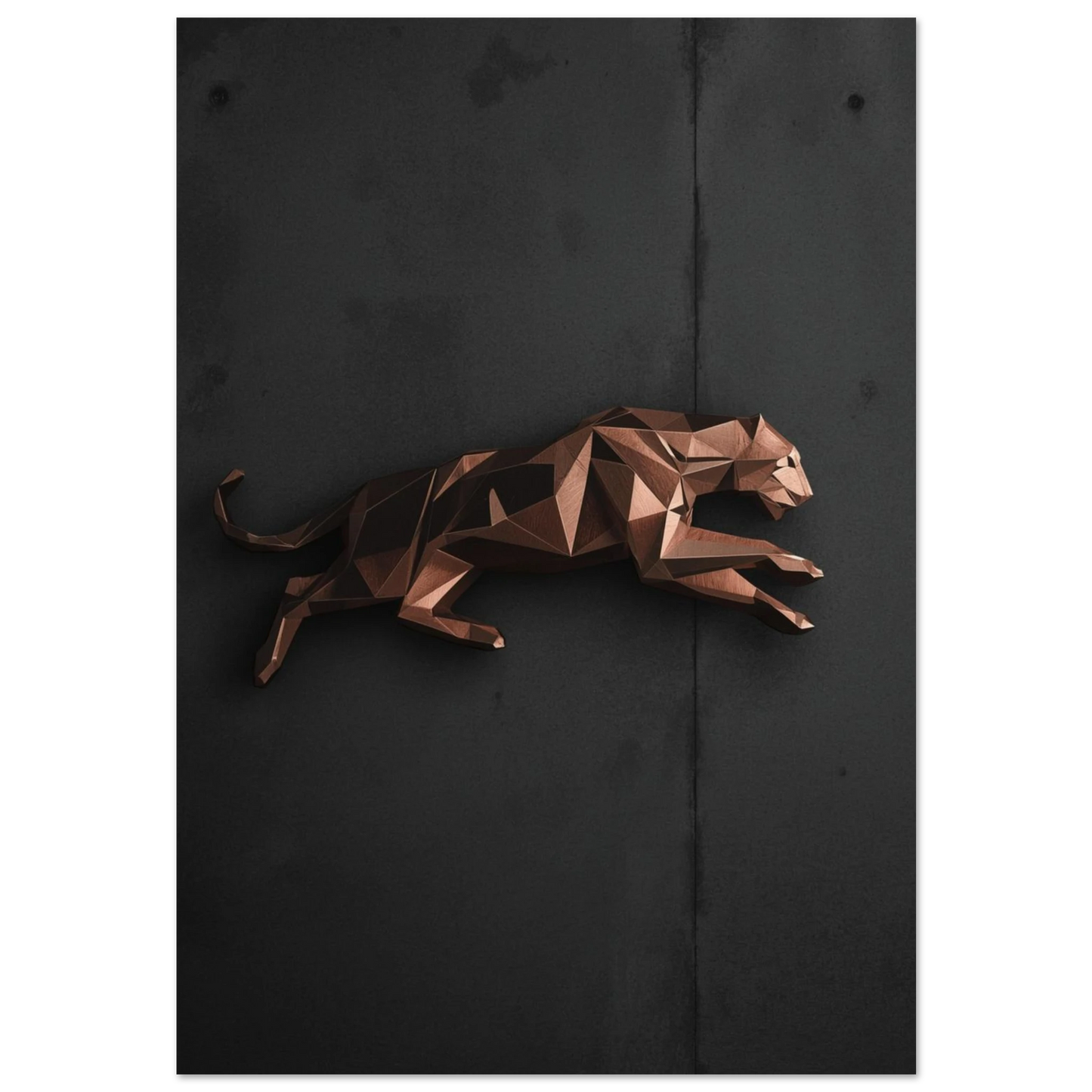 Geometrisk leopard i kopparfinish mot mörkgrå betongvägg, modern djurposter