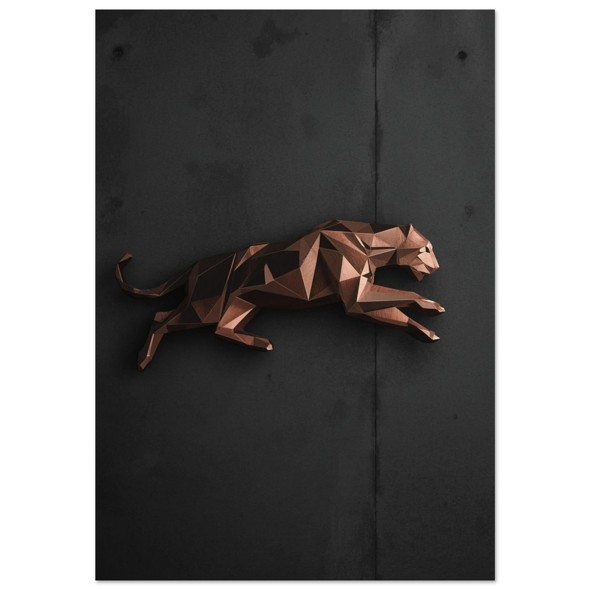 Geometrisk leopard i kopparfinish mot mörkgrå betongvägg, modern djurposter