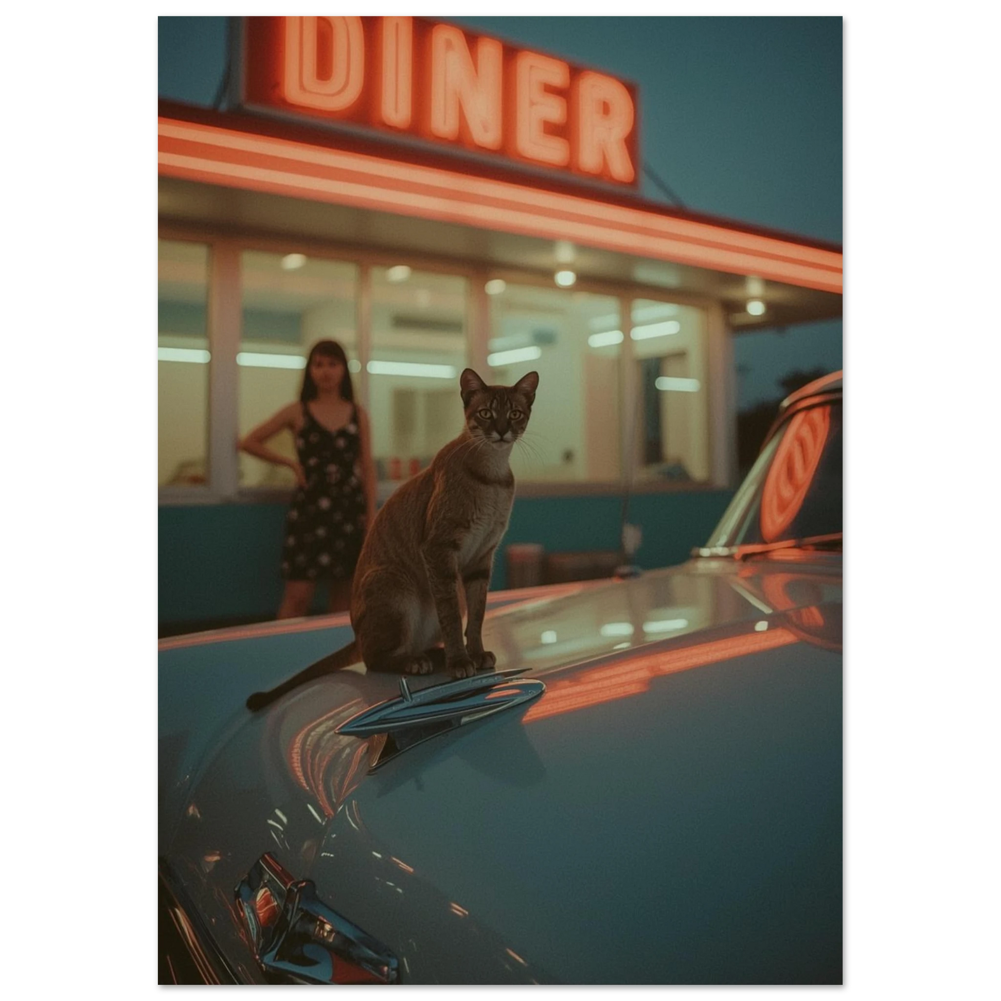 Nattlig scen med en katt på en vit bil i varmt neonsken från en restaurang