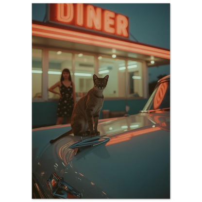 Nattlig scen med en katt på en vit bil i varmt neonsken från en restaurang