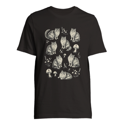 Svart t-shirt med vintage illustration av katter och svampar i skogsmiljö