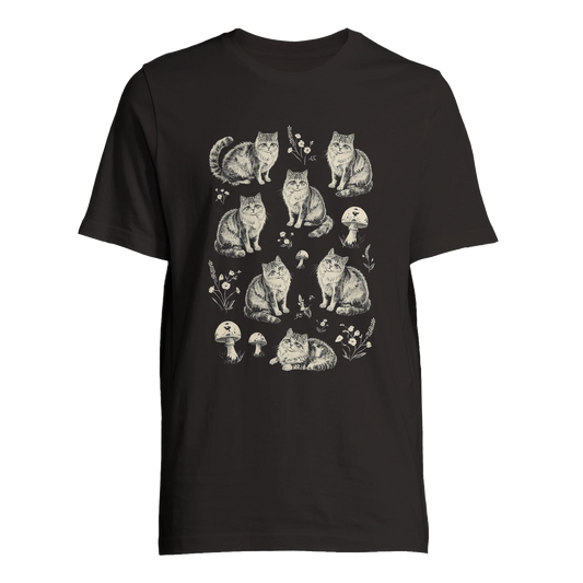 Svart t-shirt med vintage illustration av katter och svampar i skogsmiljö