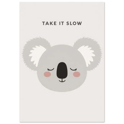 Grafisk barnposter föreställande en sovande koala i mjuka grå toner