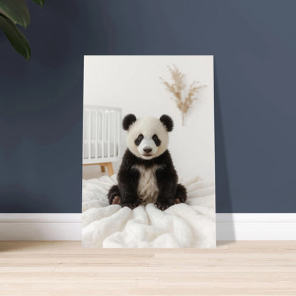 Bedårande pandabebis med oskuldsfull blick, mjuk och lugn atmosfär.
