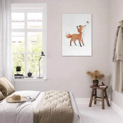 Inredd sovrumsvägg med räv- och fjärilsposter monterad ovanför en säng