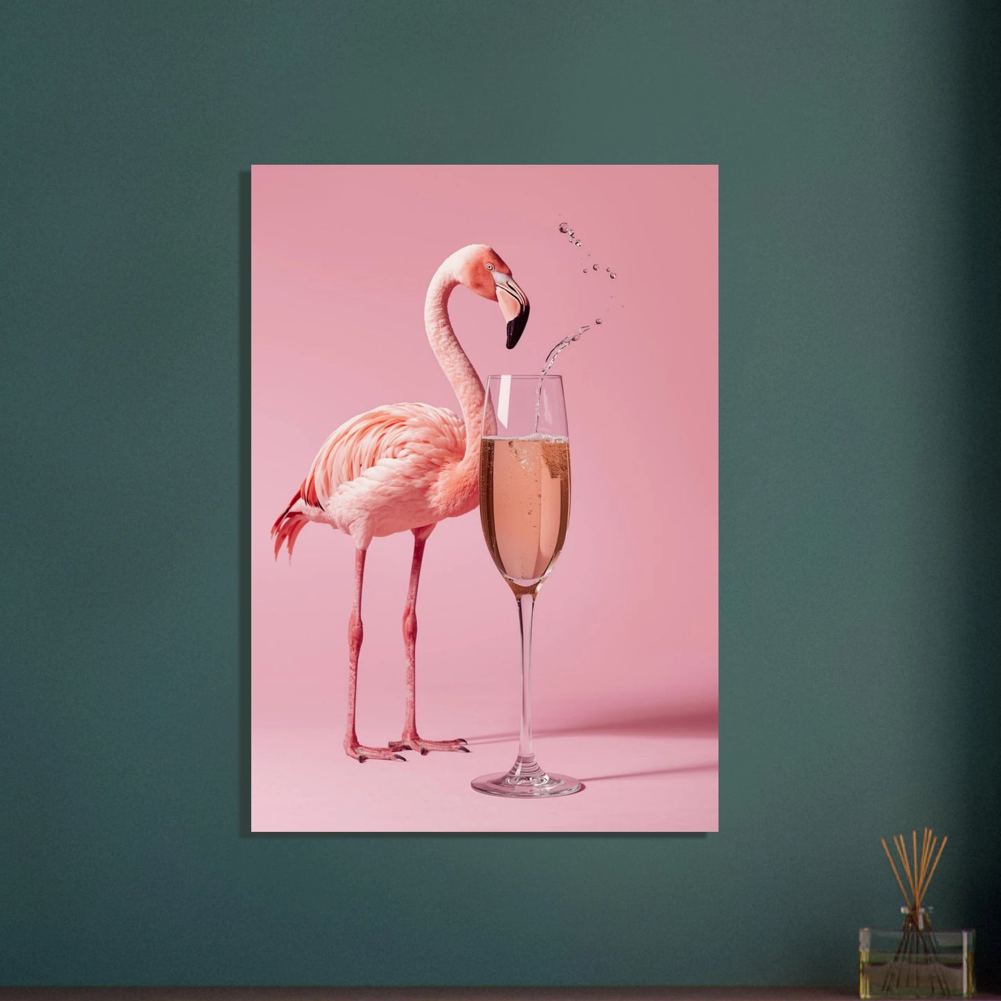 Flamingo med champagneglas på rosa bakgrund, festlig och elegant