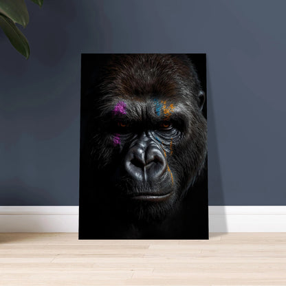 Gorilla ansikte i närbild med färgstarka markeringar