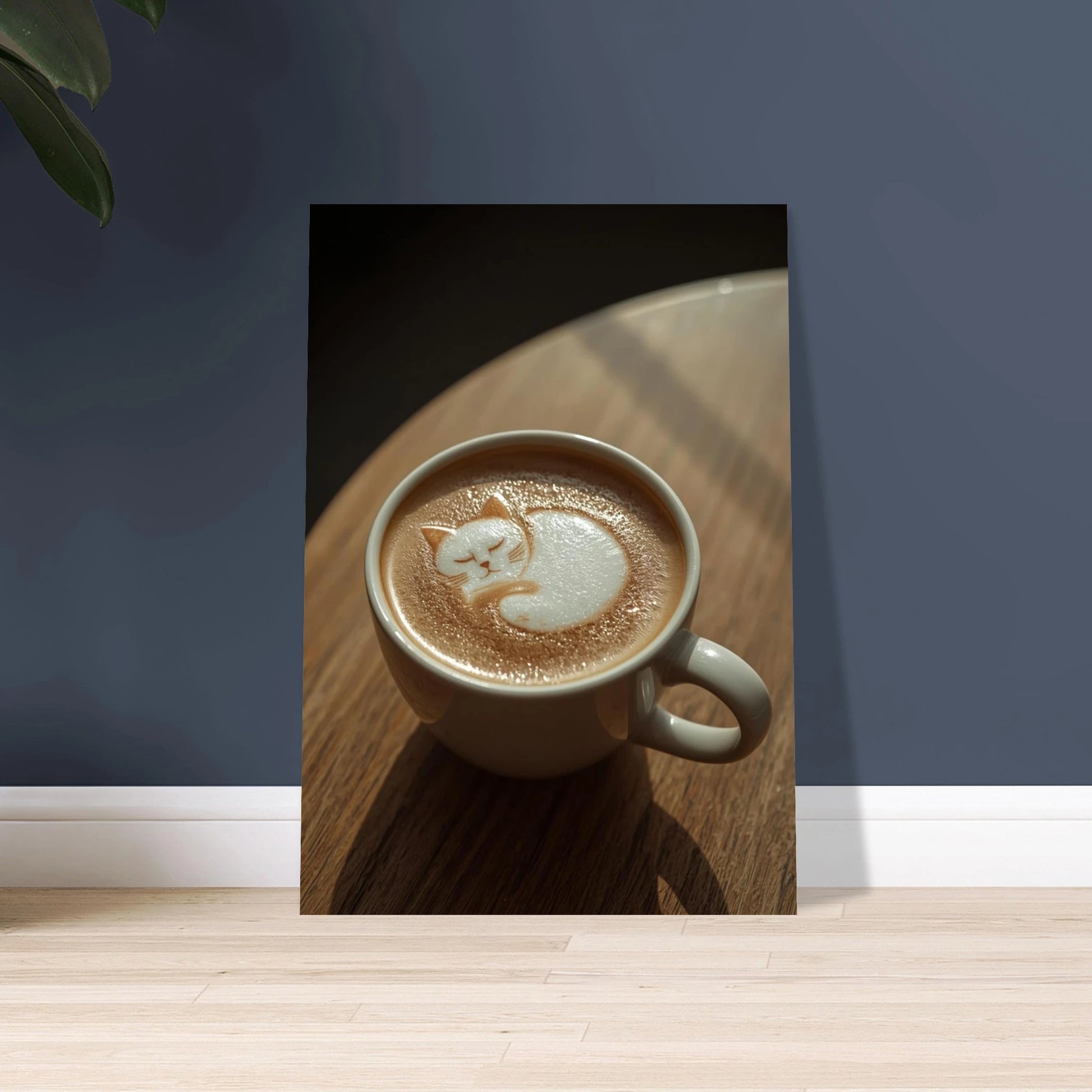 Sovande katt i latte art, mysig och fridfull kaffekonst.