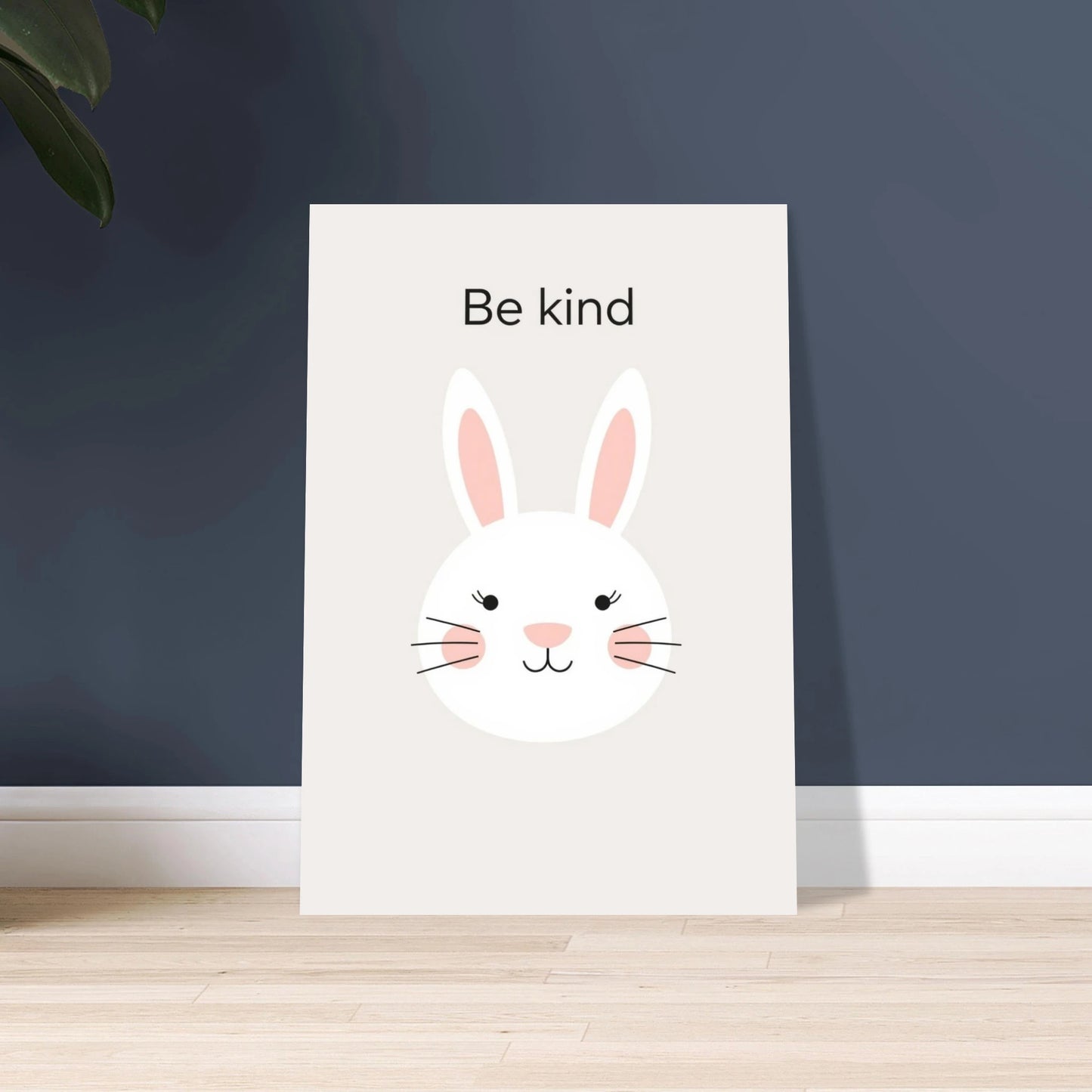 Minimalistisk kaninansikte med texten "Be kind" på ljus bakgrund