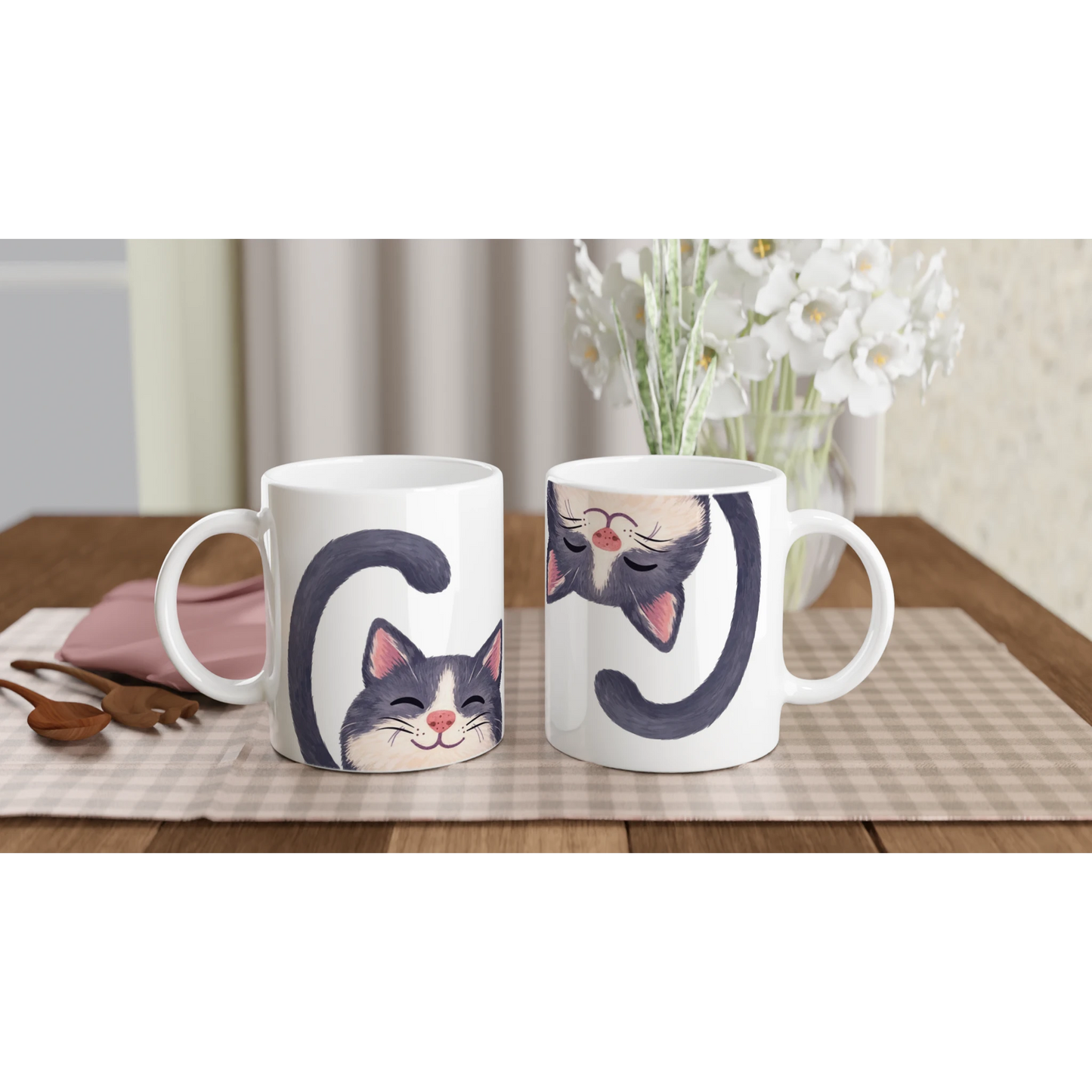Två tecknade kattmuggar placerade på en duk, en med katten upp och en med katten ned – Tecknad mugg