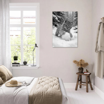 Svartvit poster med lodjursunge som leker med snöboll hängande vid säng i vitt sovrum – Fotorealistisk poster