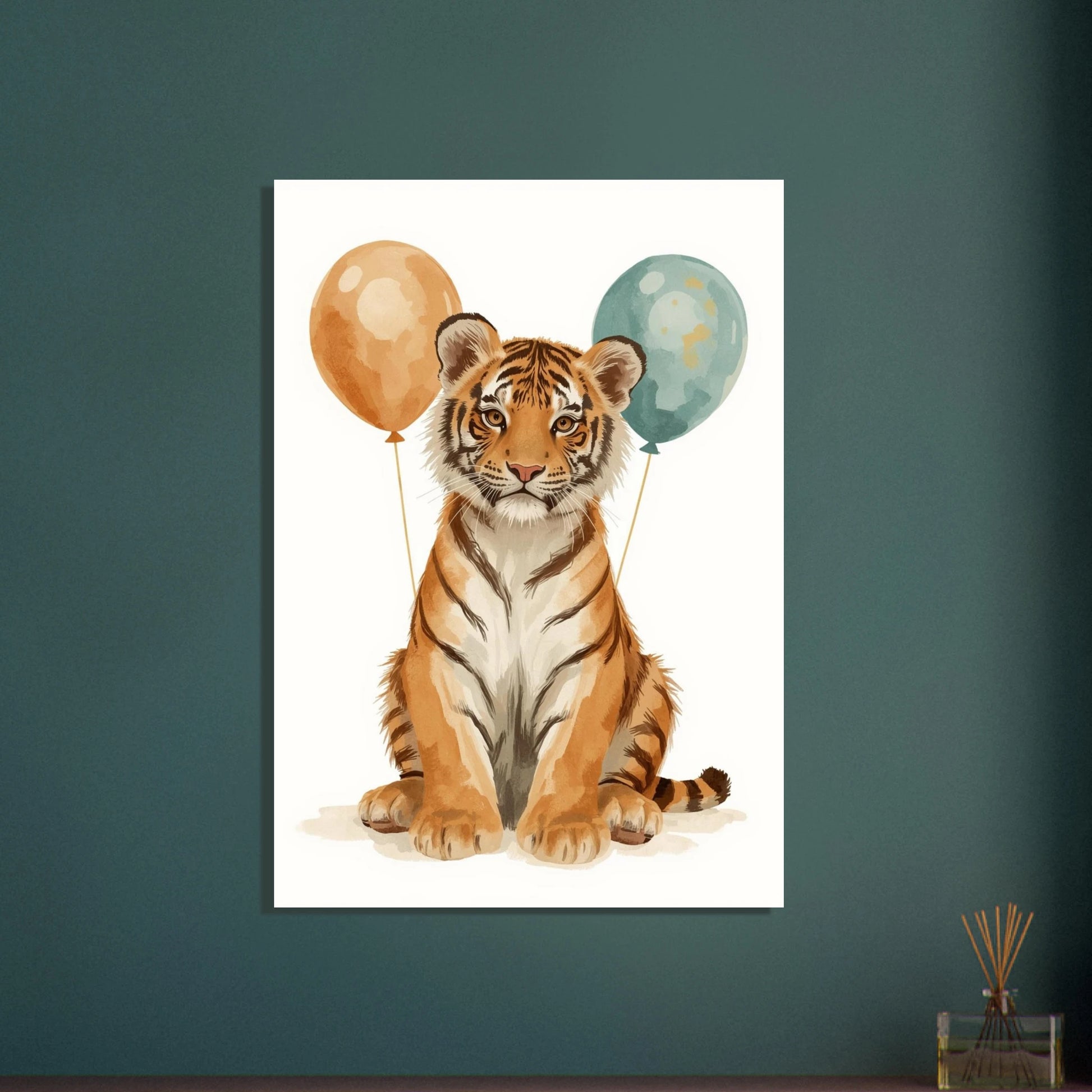 Söt tigerunge i gouache-stil med ballonger, lekfullt djurmotiv för barnrum.