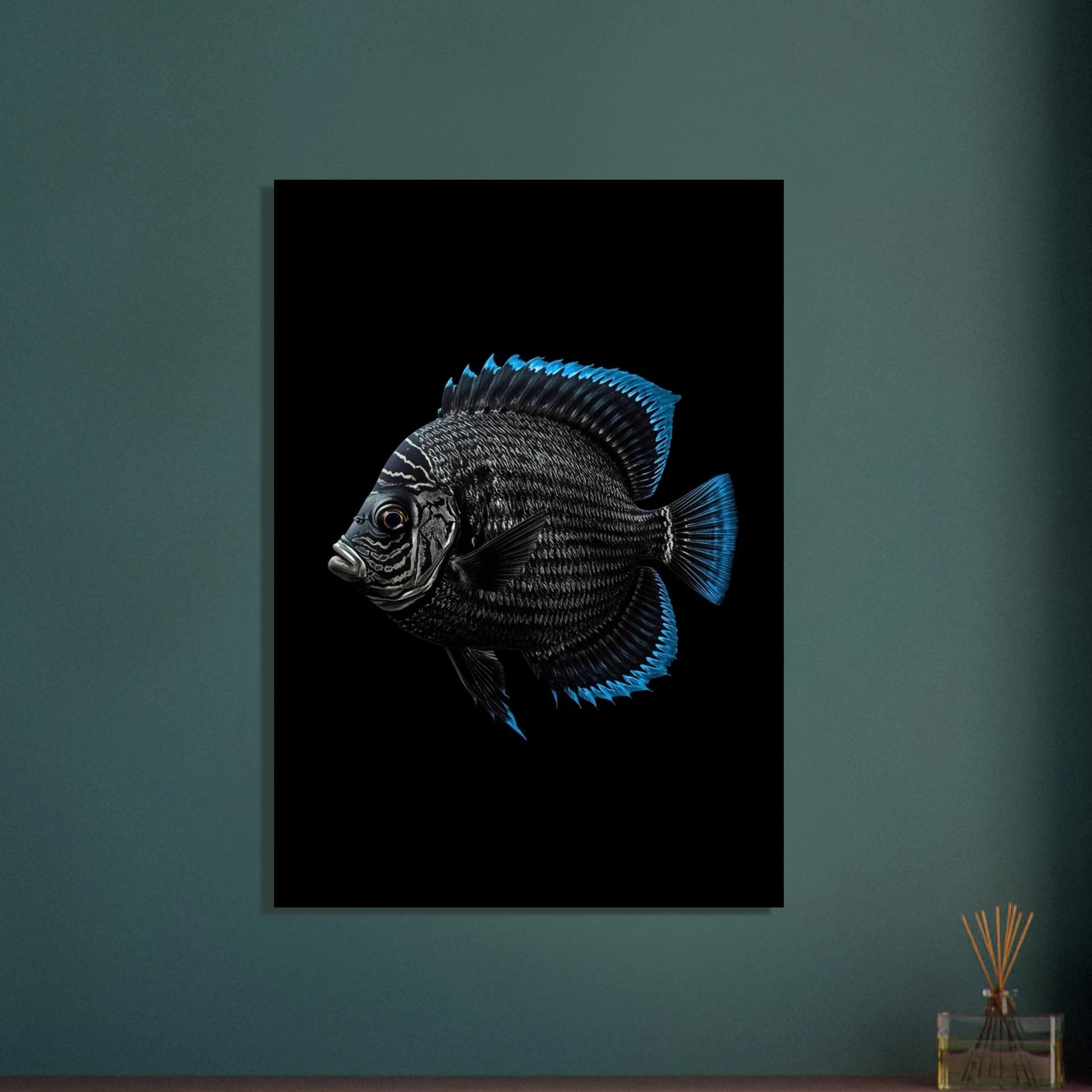 Detaljerad fisk med lysande blå fenor mot mörk bakgrund