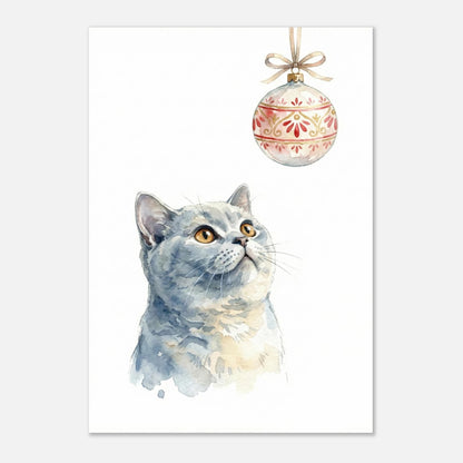 Vinterinspirerad djurposter föreställande en nyfiken katt och en juldekoration