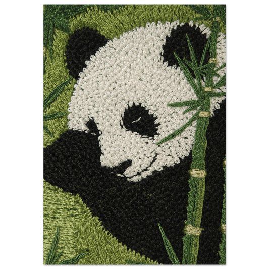 Närbild på broderad panda i grön bambu – taktil djurposter