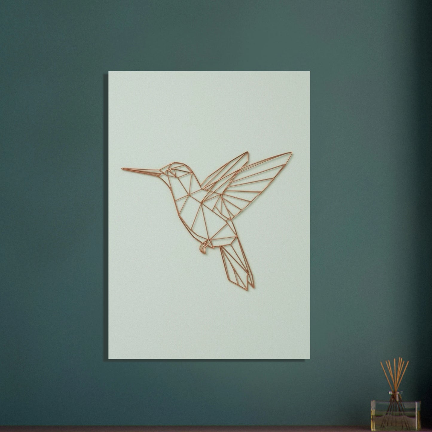Abstrakt kolibrimotiv i geometrisk koppartrådsdesign på ljus bakgrund