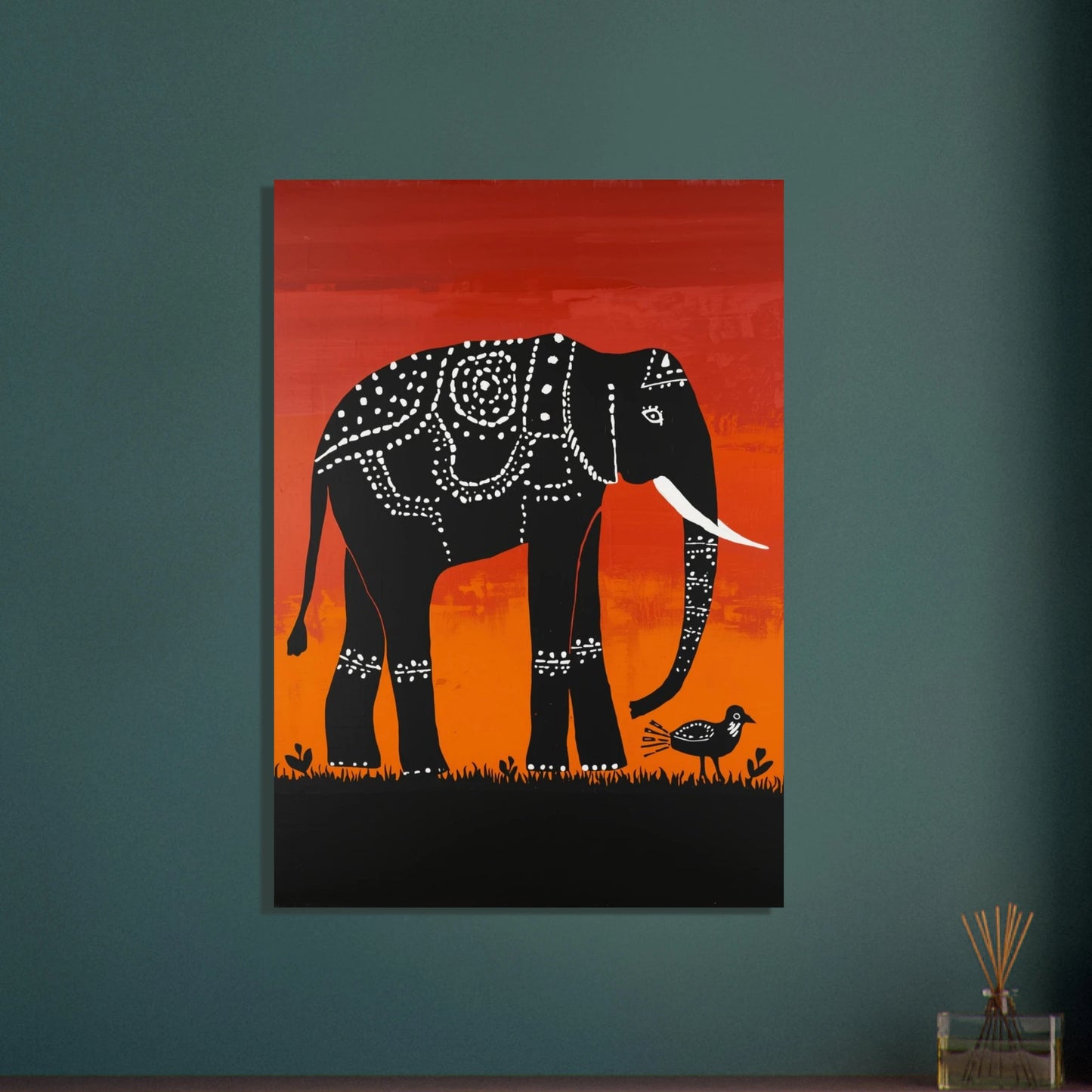 Tribal-inspirerad elefant i svart med vita mönster mot orange bakgrund.