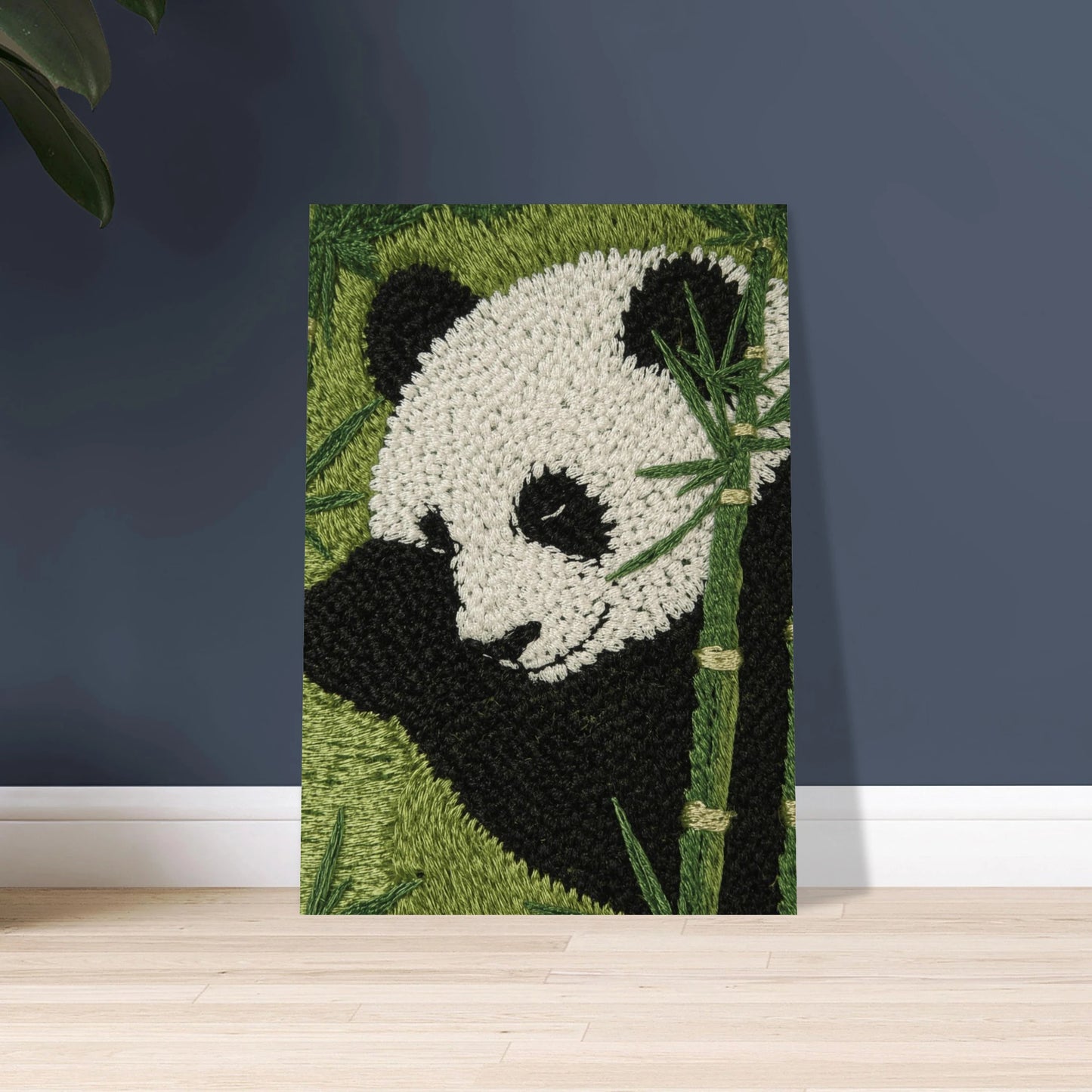 Broderad panda bland bambu, detaljerat djurmotiv med lugn stämning