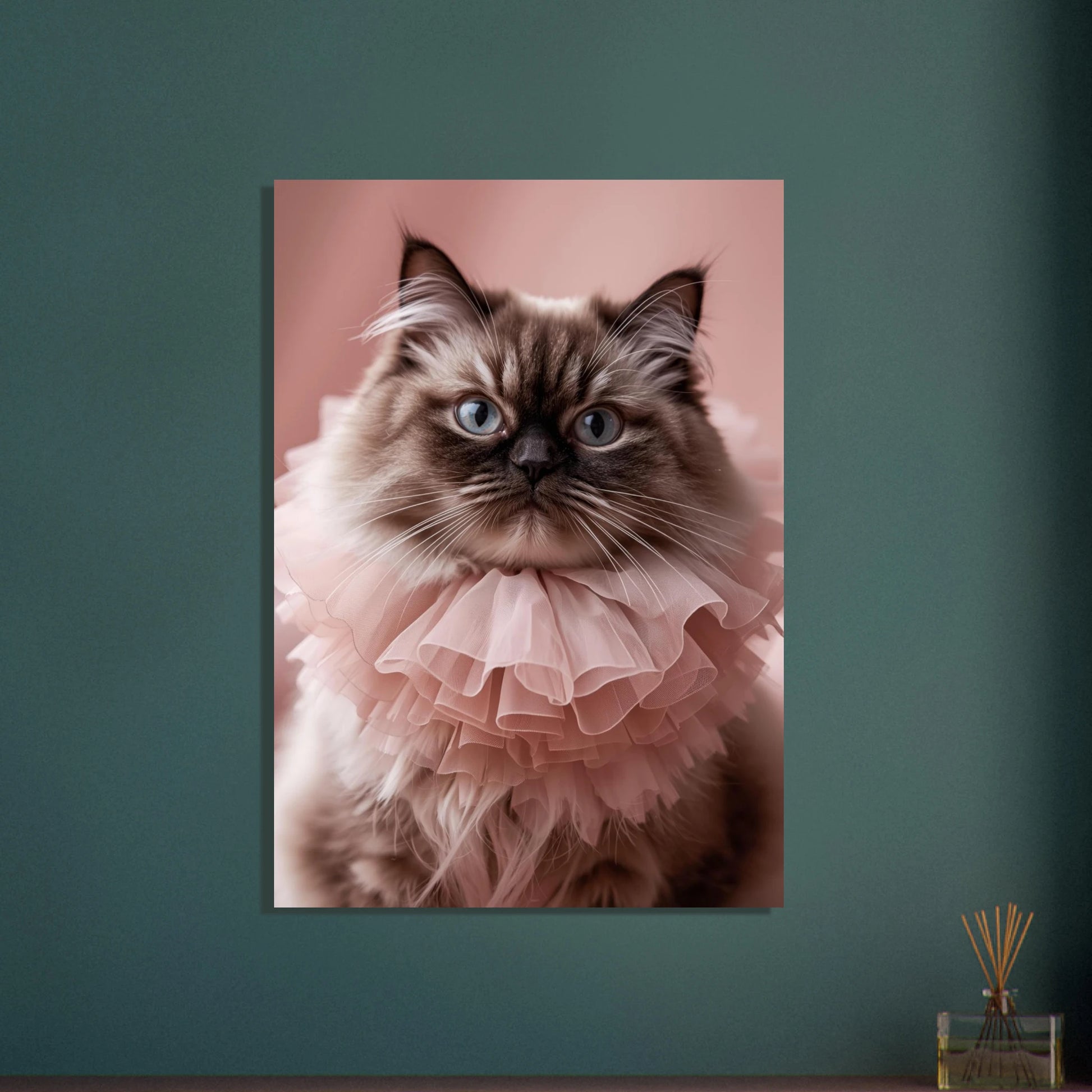 Perserkatt med blå ögon och rosa krage, drömsk stämning.