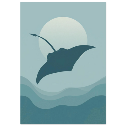 Mantarocka som simmar framför en stor måne – minimalistisk blå djurposter