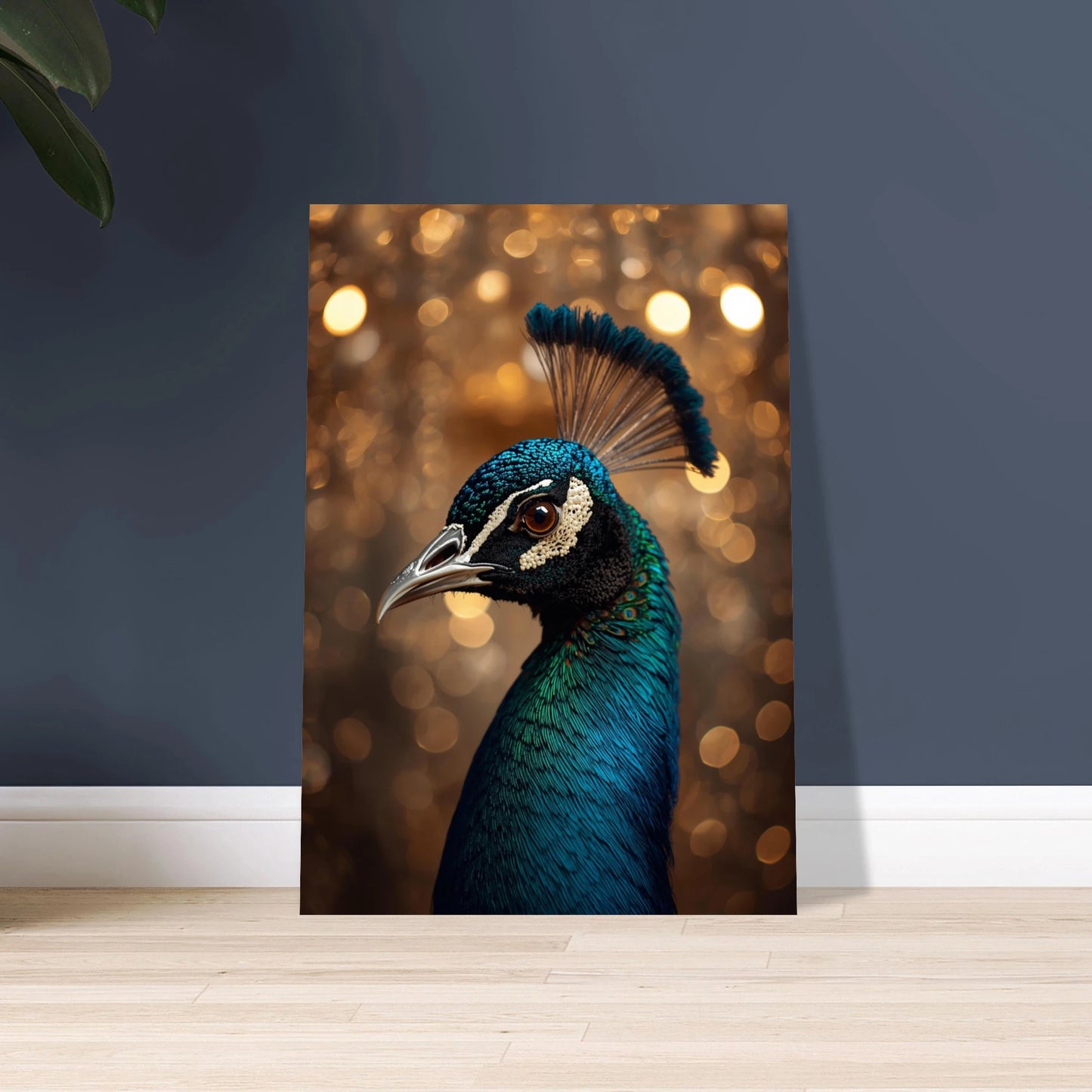 Påfågelns huvud med skimrande blågröna fjädrar mot gyllene bokeh-bakgrund.