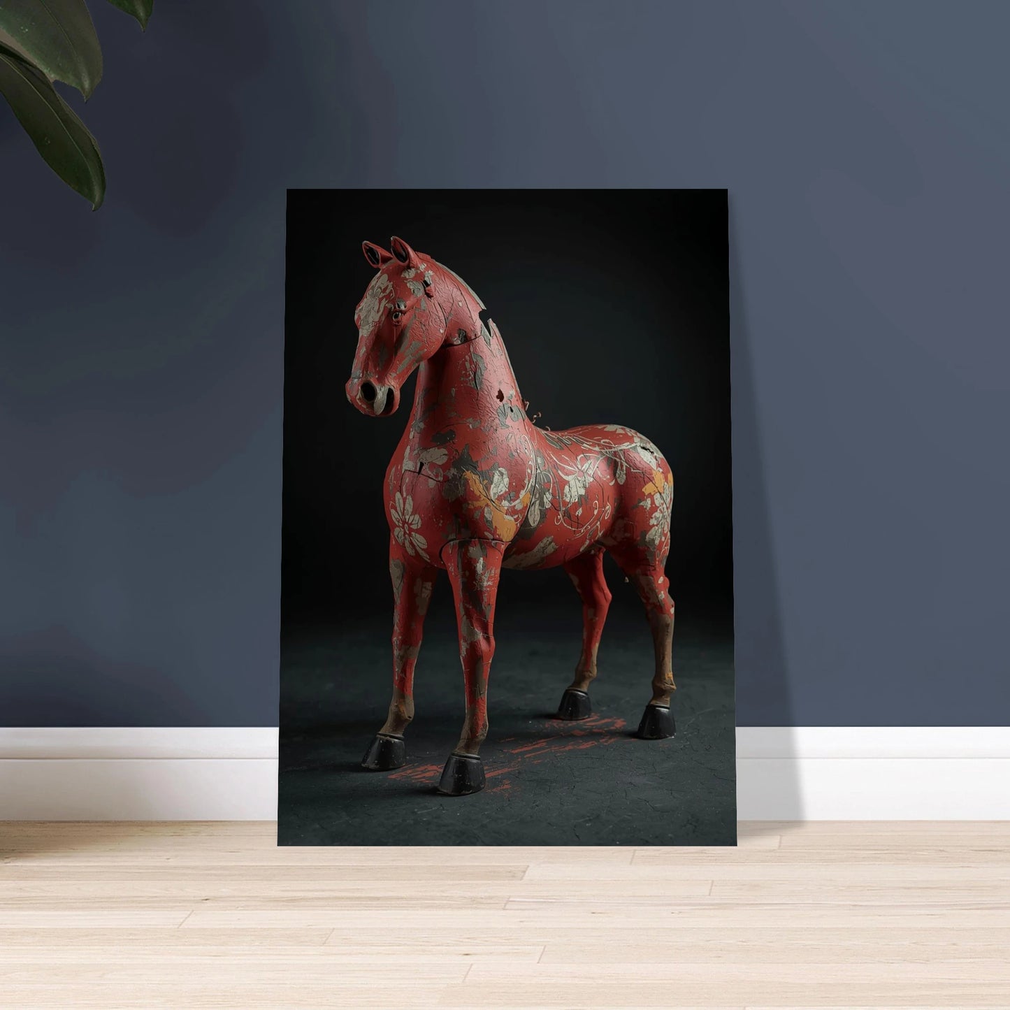 Sliten röd dalahäst med avskavd färg mot mörk bakgrund.