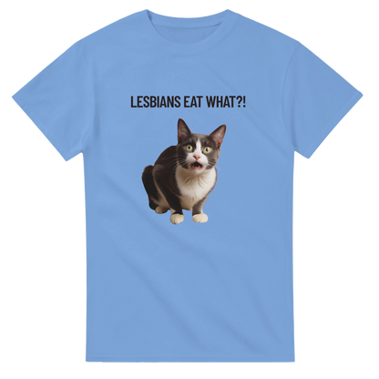 Mellanblå t-shirt med grafiskt tryck av en gapande katt i närbild