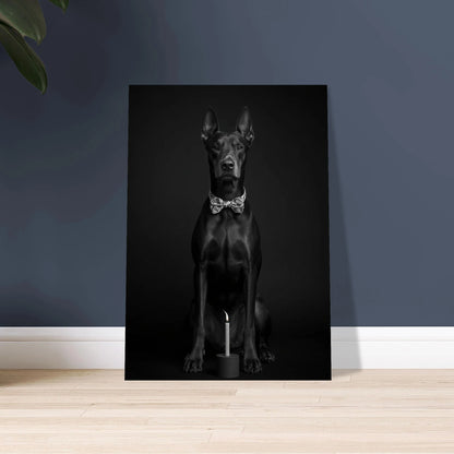 Elegant dobermann med fluga och tänd ljusstake i svartvitt