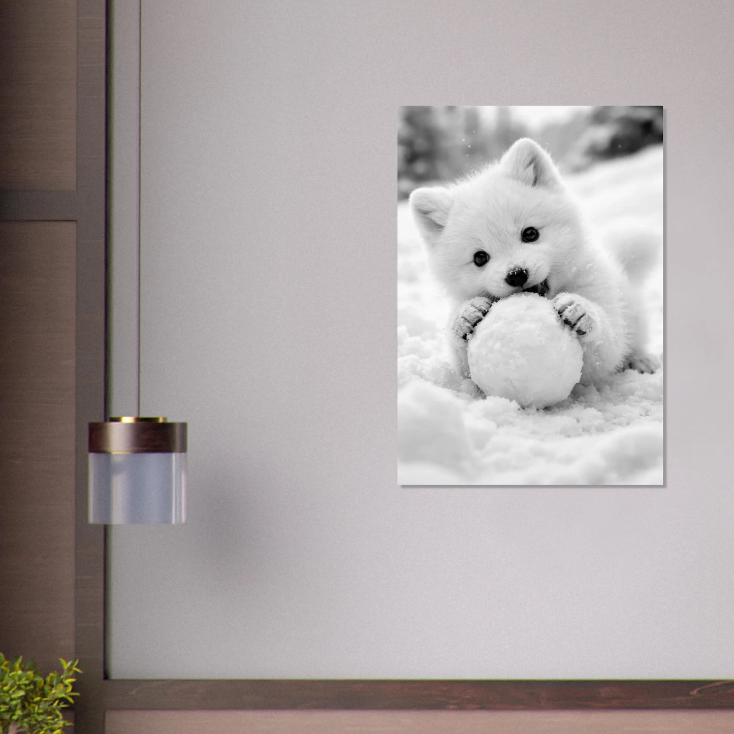 Poster med fjällrävsvalp som håller i en snöboll, hängandes på en vägg – Fotorealistisk poster
