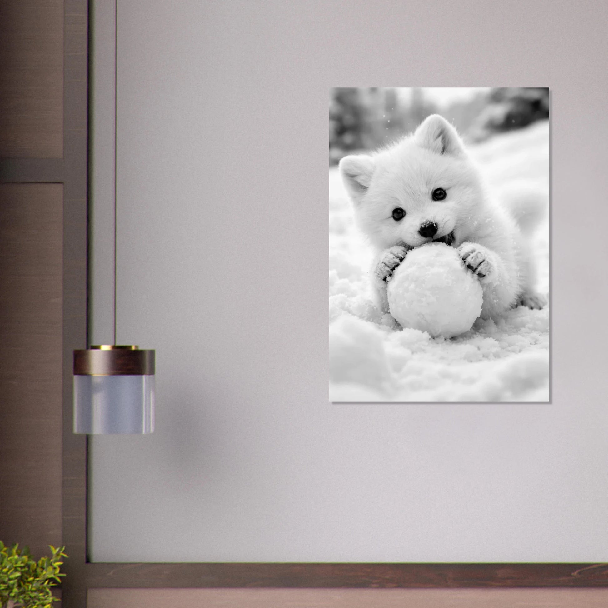 Poster med fjällrävsvalp som håller i en snöboll, hängandes på en vägg – Fotorealistisk poster