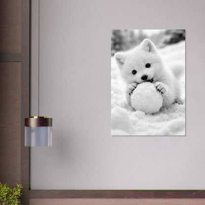 Poster med fjällrävsvalp som håller i en snöboll, hängandes på en vägg – Fotorealistisk poster