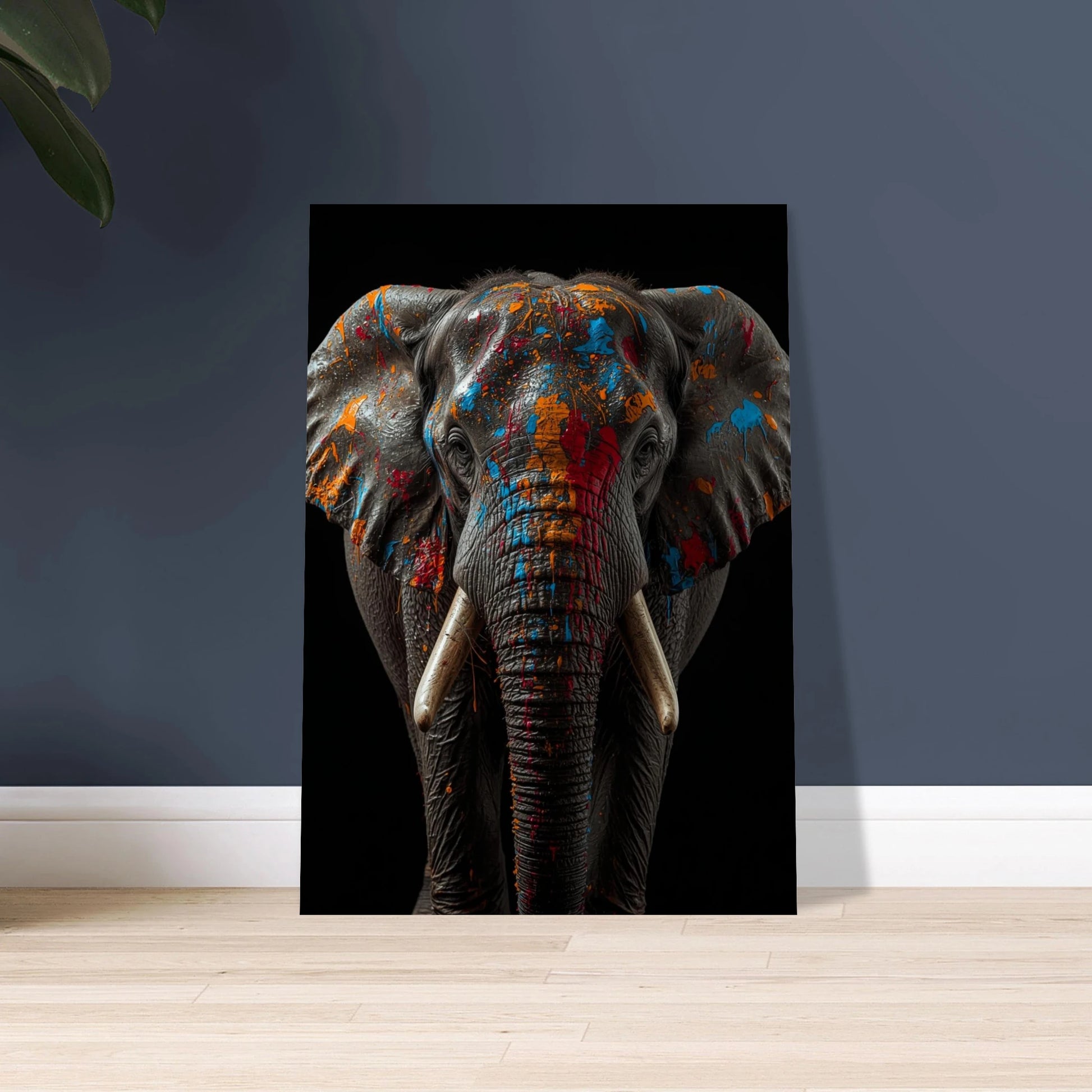 Elefant med färgstänk på mörk bakgrund, konstnärligt djurmotiv