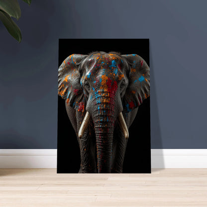 Elefant med färgstänk på mörk bakgrund, konstnärligt djurmotiv