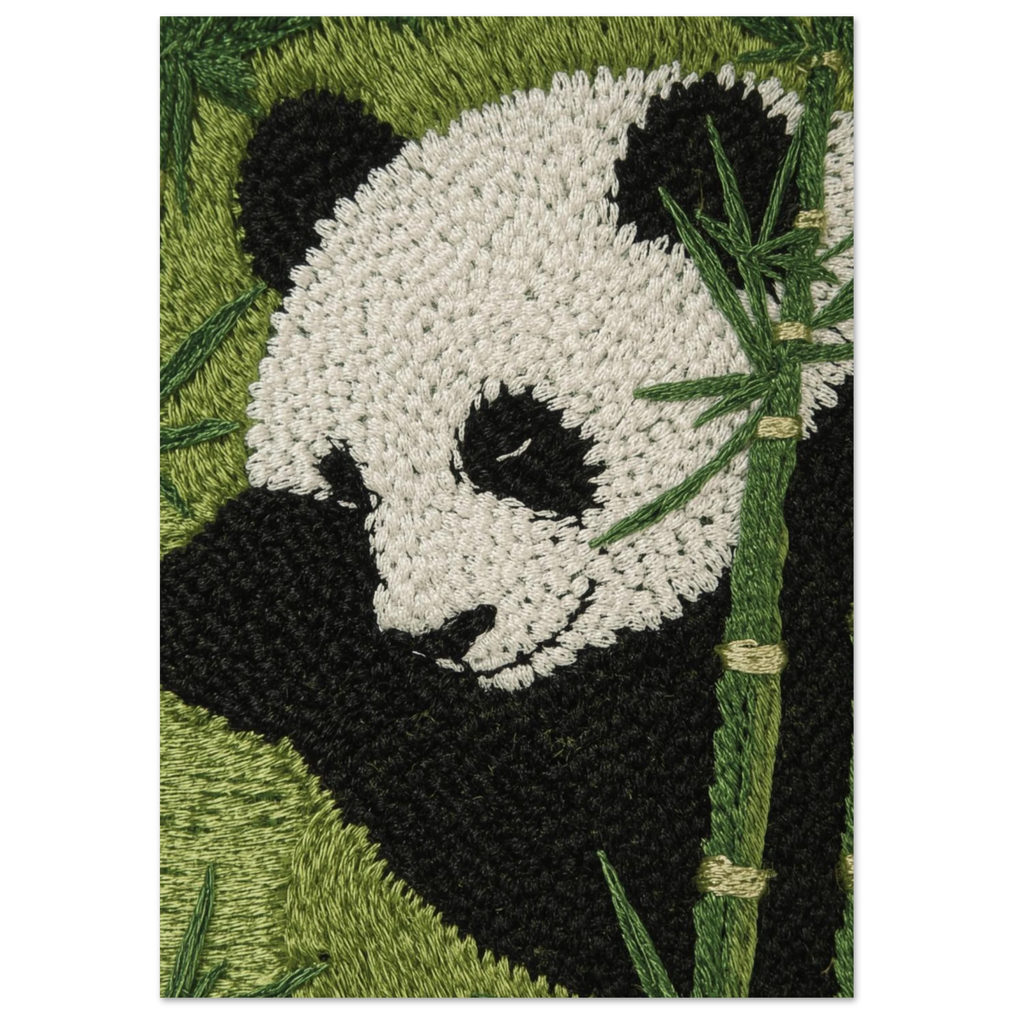 Grön bambu omger en sovande panda i unikt broderat konstutförande