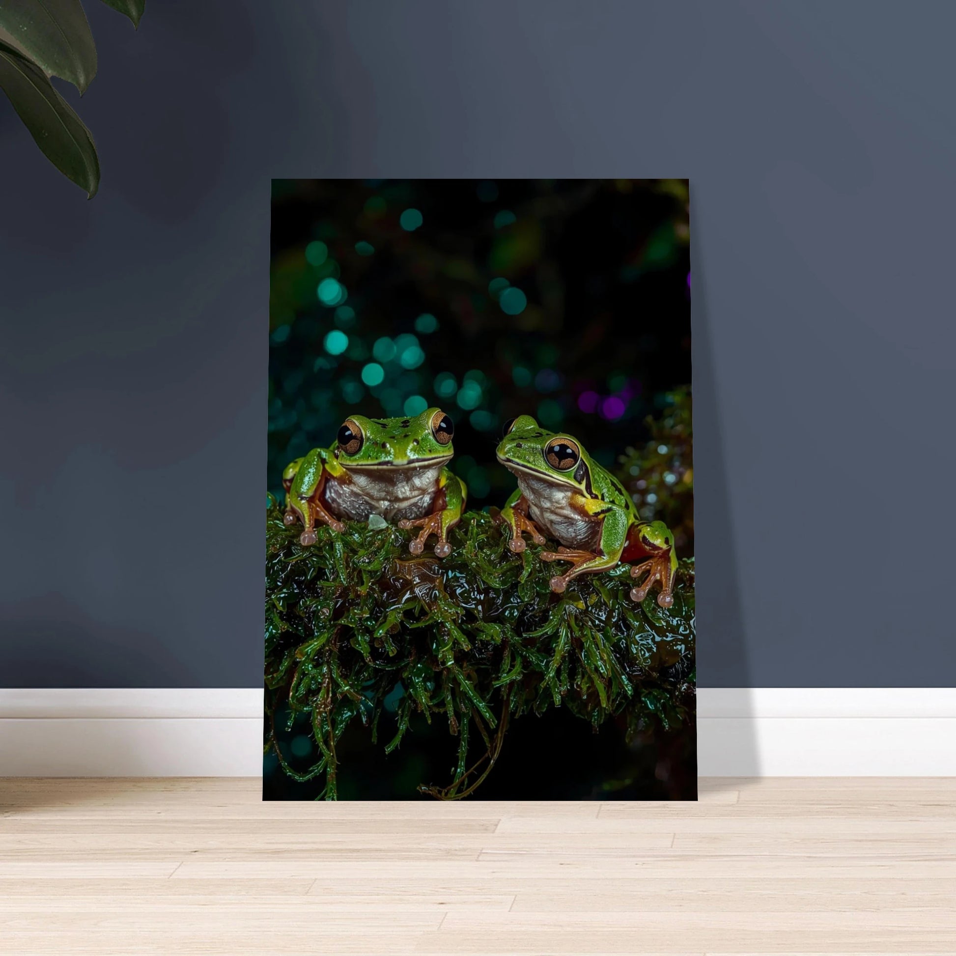 Två grodor på fuktig mossa, mystisk skogsmiljö med bokeh.
