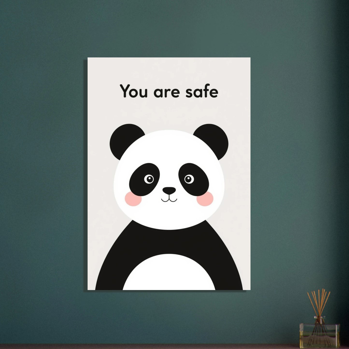 Söt minimalistisk panda med texten 'You are safe', trygg känsla