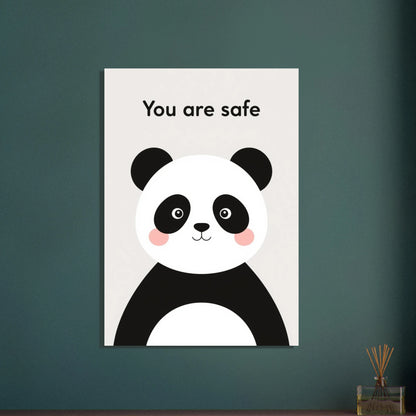 Söt minimalistisk panda med texten 'You are safe', trygg känsla