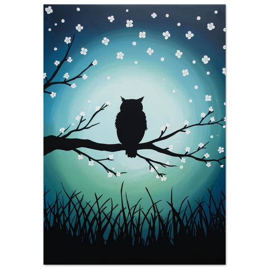 Svart uggleposter med silhuett mot lysande måne och vita blommor