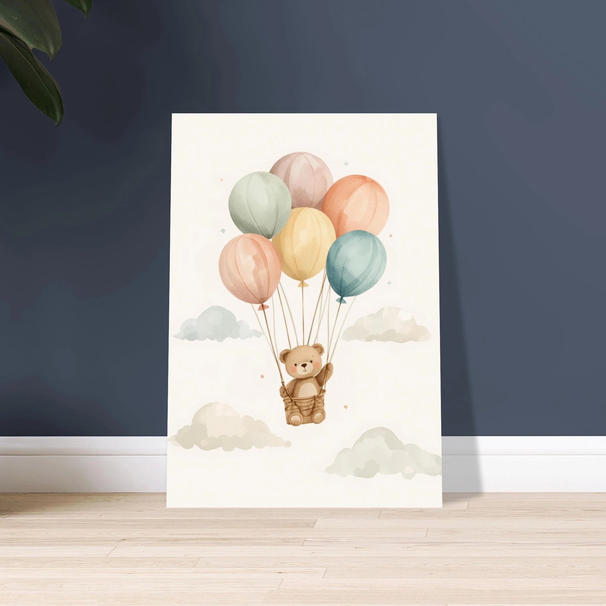 Söt nallebjörn i ballong bland moln, mjuk akvarellillustration