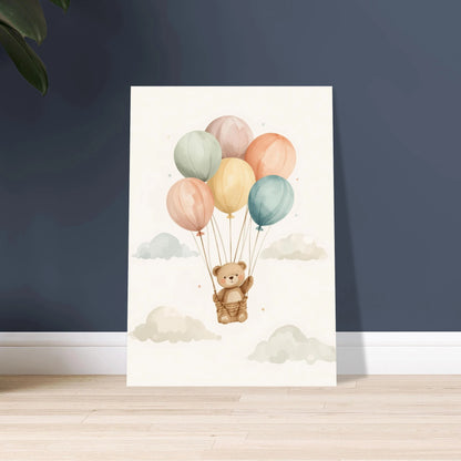 Söt nallebjörn i ballong bland moln, mjuk akvarellillustration