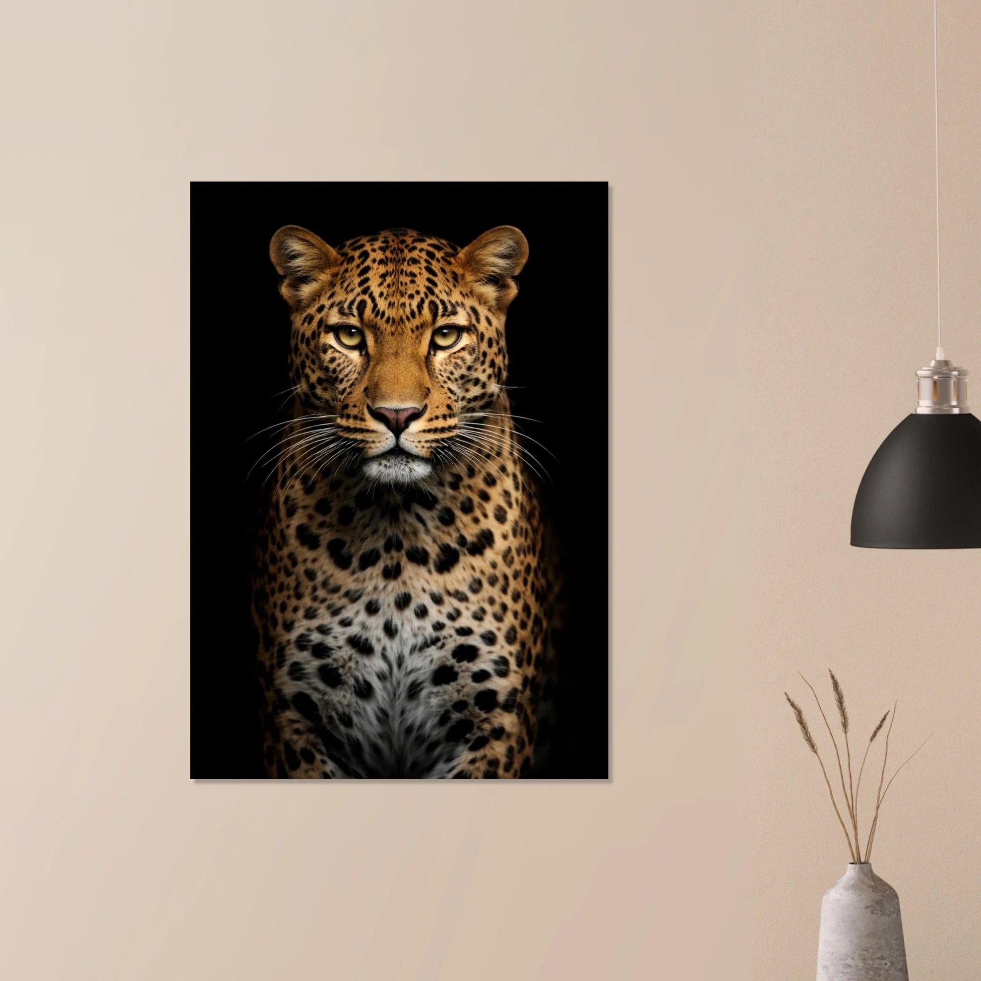 Leopard poster hängande på en ljus vägg bredvid en svart lampa – Fotorealistisk poster