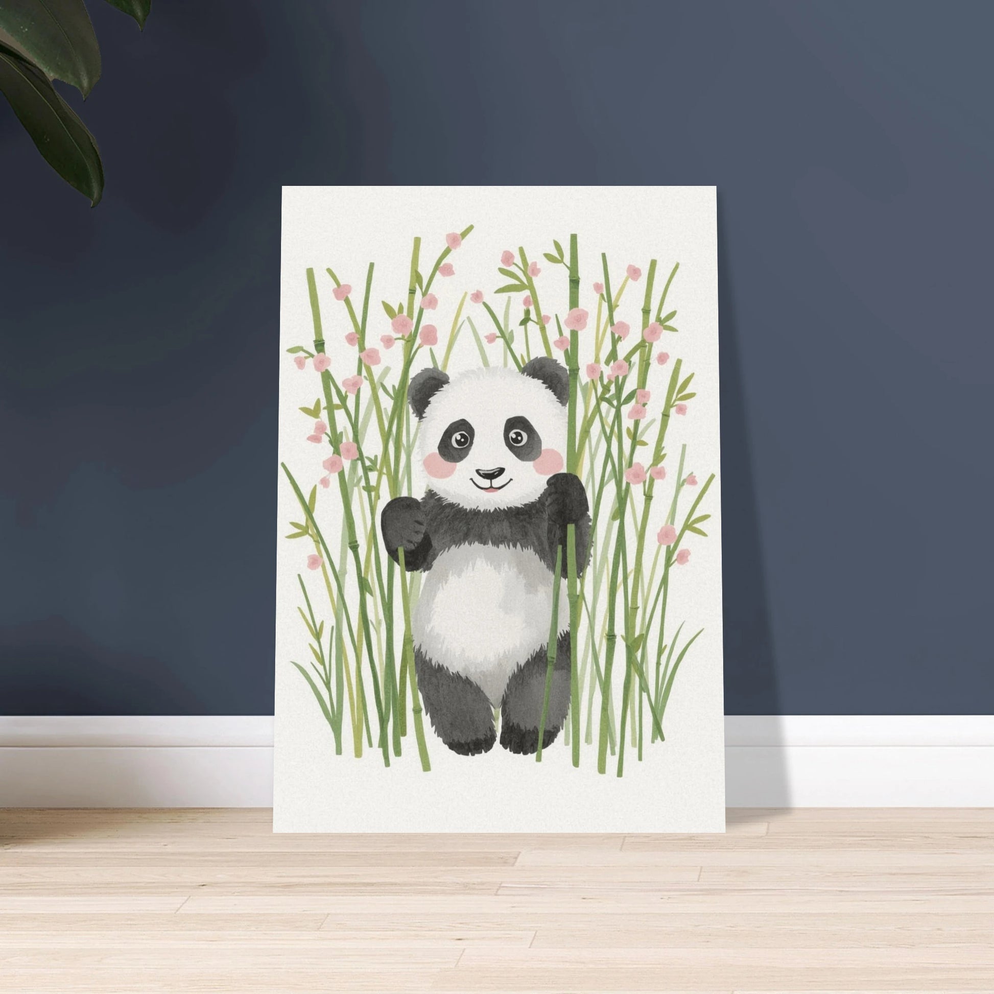 Söt panda i akvarell bland bambu och rosa blommor, barnrumsinredning.